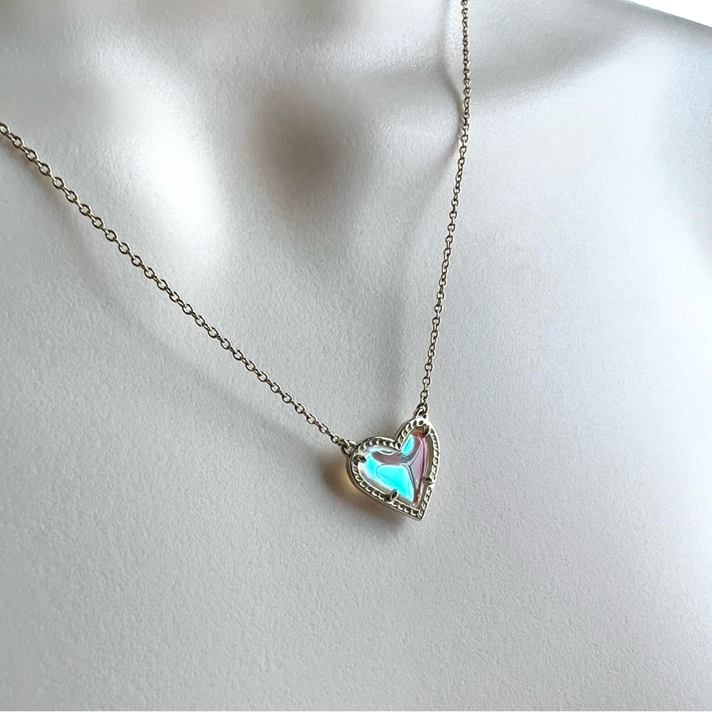 Kendra Scott Ari Heart Gold Pendant Necklace in Dichroic Glass